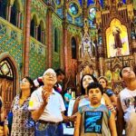 Idoso do programa Vovô Sabe Tudo serve como monitor para turistas em igreja de Santos, SP