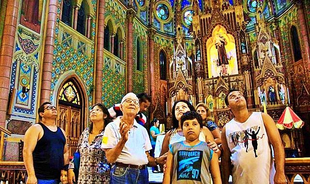 Idoso do programa Vovô Sabe Tudo serve como monitor para turistas em igreja de Santos, SP