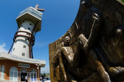 Torre de observação, loja oficial do Santuário Nsacional de Aparecida e última estação da Via Sacra no Morro do Cruzeiro - foto Bontur