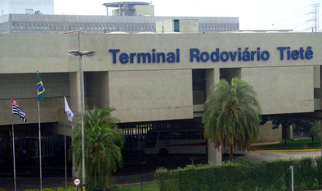 Detalhe da fachada do Terminal Rodoviário Tietê, em São Paulo, de onde saem ônibus para Aparecida e a Canção Nova