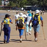Peregrinos percorrem o roteiro religioso Passos de Anchieta, pelas praias do Espírito Santo