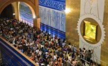 Devotos na rampa de acesso à imagem original de Nossa Senhora Aparecida, na Basílica de Nossa Senhora Aparecida - foto Thiago Leon