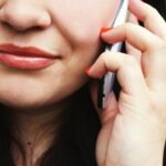 Smartphone oferece acesso aos telefones úteis em Aparecida, principal destino de turismo religioso do Brasil