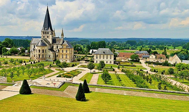 Abadia de Saint-Georges-de-Boscherville, na França, e seus jardins, parte do Circuito das Abadias da Normandia - foto divulgação