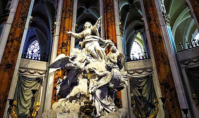 Escultura da Assunção de Nossa Senhora atrás do altar da Catedral de Chartres, na França - foto Viagens de Fé