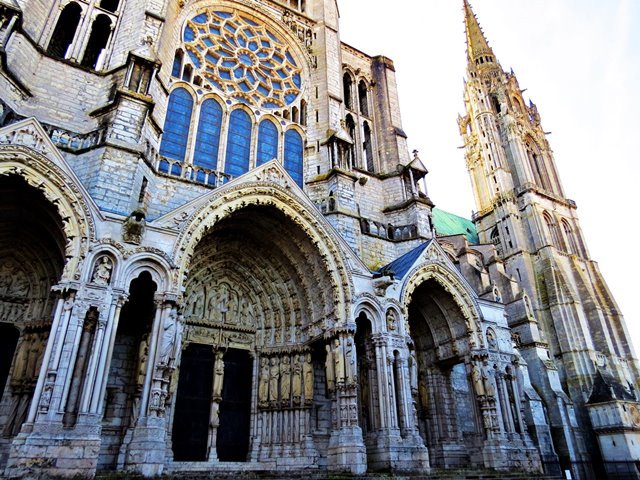 Detalhe da fachada da Catedral de Chartres, na França - foto Viagens de Fé