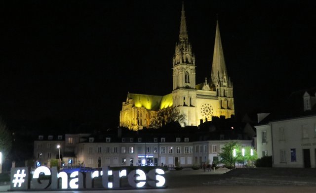 Vista noturna da Catedral de Chartres, na França - foto Viagens de Fé