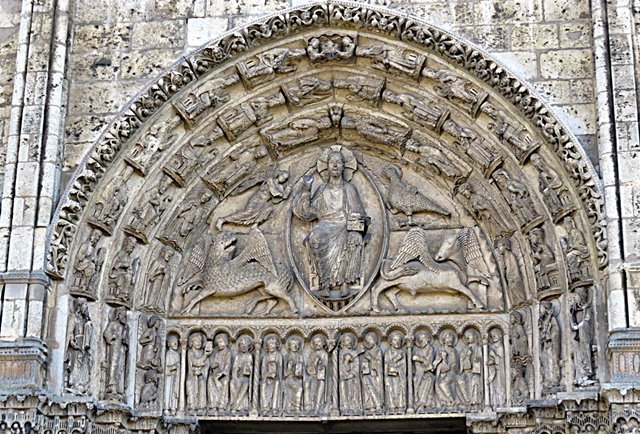Detalhe de um dos tímpanos da fachada da Catedral de Chartres, na França - foto Viagens de Fé