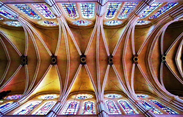 Teto e vitrais da magnífica Catedral de Chartres, na França - foto Viagens de Fé