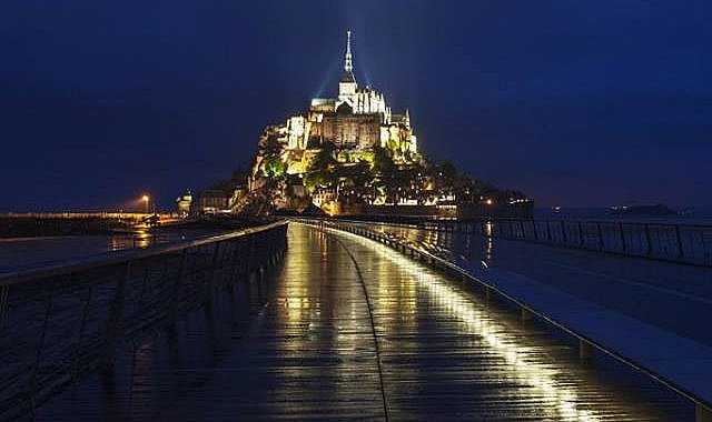 Vista noturna da Abadia de Mont Saint-Michel, no litoral da Normandia, França - foto Atout France