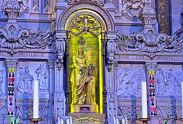 Altar com imagem de Santa Ana, decorado com medalhas militares no Santuário de Sainte Anne d'Auray, na Bretanha, França. - foto Viagens de Fé
