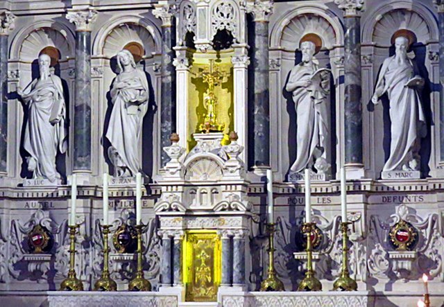 Altar principal do Santuário Basílica de Sainte-Anne d'Auray, na Bretanha - foto Viagens de Fé