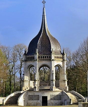 Memorial de guerra no santuário de Sainte Anne d'Auray - foto Viagens de Fé