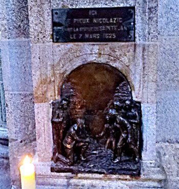 Placa em pilar na basílica de Sainte Anne d'Auray mostra onde a imagem de Santa Ana foi encontrada - foto Viagens de Fé