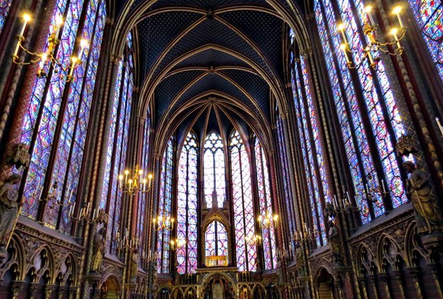 Sainte Chapelle, igreja com belíssimos vitrais no centro de Paris, na França - divulgação