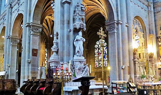 Interior do Santuário de Sainte Anne d'Auray, na Bretanha - foto Viagens de Fé