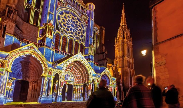 Fachada da Catedral de Chartres durante o Chartres en Lumière - foto Cité Patrimoine