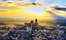 O Santuário Nacional de Aparecida ao entardecer - reprodução Facebook