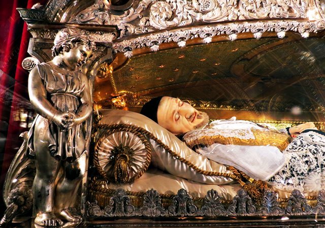 Corpo incorrupto de São Vicente de Paulo, na capela do mesmo nome, em Paris, França - foto Viagens de Fé