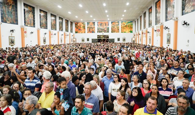 Milhares de romeiros participam da celebração de abertura da Festa do Divino Pai Eterno, no Santuário do Divino Pai Eterno, em Trindade, Goiás - foto RCarvalhaes