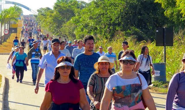 Milhares de devotos percorrem o trajeto de Goiânia até Trindade durante a Festa do Divino Paio Eterno - foto Viagens de Fé