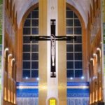 Crucifixo no vão central do Santuário Nacional de Aparecida visto durante visita noturna - foto Viagens de Fé