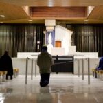 Capelinha das Aparições - fieis em oração - Santuario de Fátima - Portugal