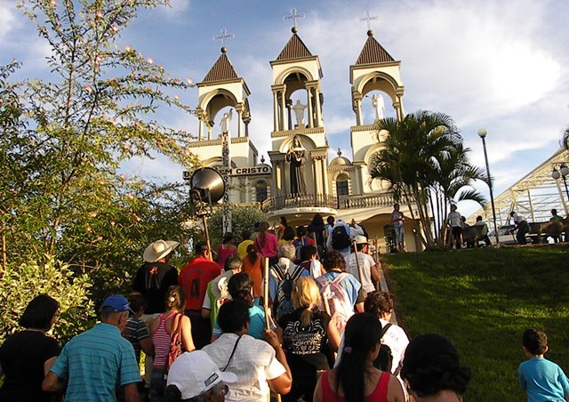 Romeiros chegam a igreja durante a romaria Rota de Fé, no Paraná