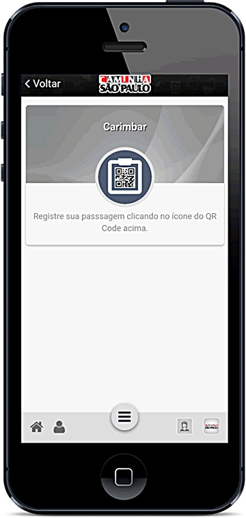 usando smartphone para carimbar passaporte da rota da luz 