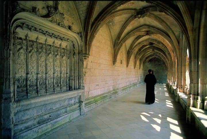 Monge no claustro da Abadia de Saint-Wandrille de Fontenelle, atração de turismo religioso na região de Rouen, na França - divulgação