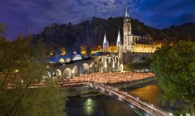 A célebre procissão de velas no Santuário de Lourdes - Foto Shrines of Europe