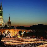 A emocionante procissão mariana à luz de velas, uma tradição repetida diaruamente no Santuário de Lourdes - foto Pierre Vicent SNDL