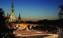 A emocionante procissão mariana à luz de velas, uma tradição repetida diaruamente no Santuário de Lourdes - foto Pierre Vicent SNDL