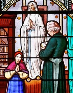 Santa Bernadette revela ao pároco de Lourdes que a Senhora que via na gruuta havia dito que era a Imaculada Conceição (reprodução)