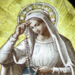 Detalhe do vitral no Santuário de Lourdes mostra Nossa Senhora fazendo o sinal da creuz antes de ezar o rosário com Bernadette Soubirous (Santa Bernadette) onde ocorreram as aparições de Nossa Senhora em Lourdes (Lawrence Op-Flickr)