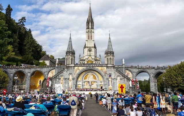 Multidão em frente à Basílica do Rosário, no Santuário de Lourdes, na França - foto Pierre Vincent