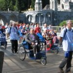 Doentes atravessam ponte no Santuário cde Lourdes, na França - FreePhotos.Biz