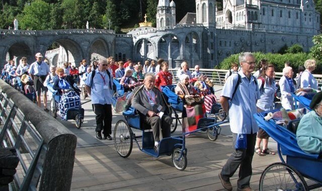 Doentes atravessam ponte no Santuário de Lourdes, na França - FreePhotos.Biz