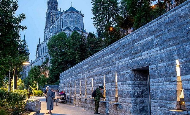 Peregrino recolhe água da fonte da Gruta das Aparições, no Santuário de Lourdes, na França - foto OTLourdes