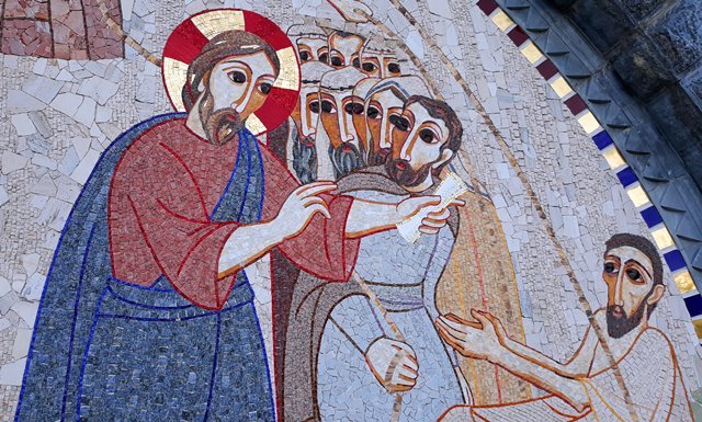 Mosaico na Basílica do Rosdário, em Lourdes - Jesus cura o paralítico (Marcos 2-12) - Foto Viagens de Fé