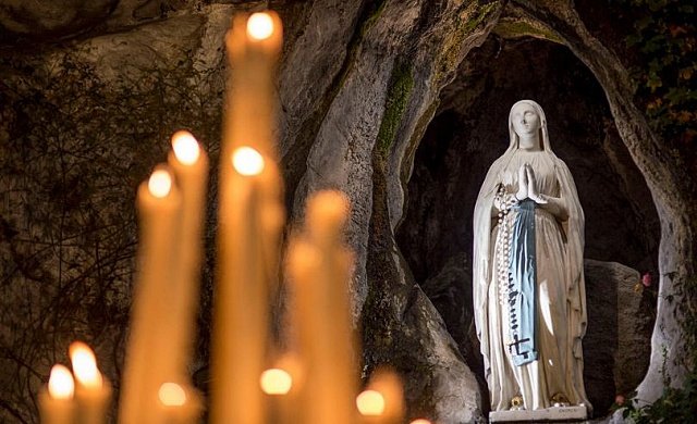 Velas permanentemente acesar em frente à imagem de Nossa Senhora de Lourdes, na Gruta das Aparições do Santuário de Lourdes, na França - foto Pierre Vincent SNDL