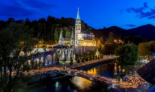 Procissão mariana à luz de velas no Santuário de Lourdes, na França - foto divuklgação SNDL