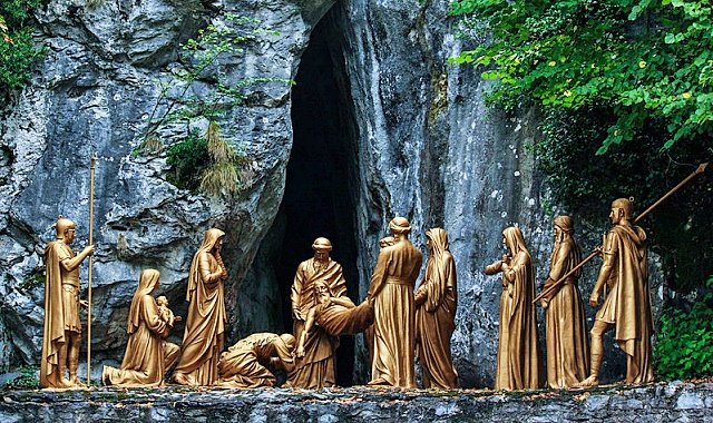 Uma das estações da Via Crucis do Santuário de Lourdes, na França - foto Wikimedia