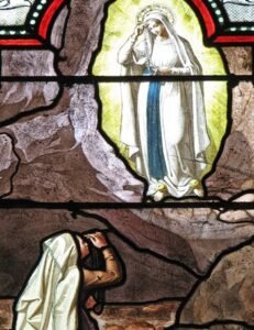 Vitral do Santuário de Lourdes mostra Bernadette Soubirous (Santa Bernadette) em oração na gruta de Massabielle, onde ocorreram as aparições de Nossa Senhora em LourdesBernadette Soubirous (Santa Bernadette) em oração na gruta de Massabielle, onde ocorreram as aparições de Nossa Senhora em Lourdes