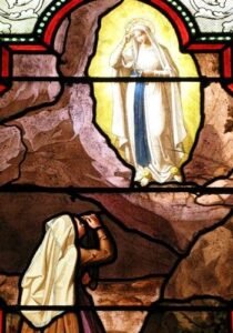 Bernadette Soubirous (Santa Bernadette) em oraçãso na gruta de Massabielle, onde ocorreram as aparições de Nossa Senhora em Lourdes