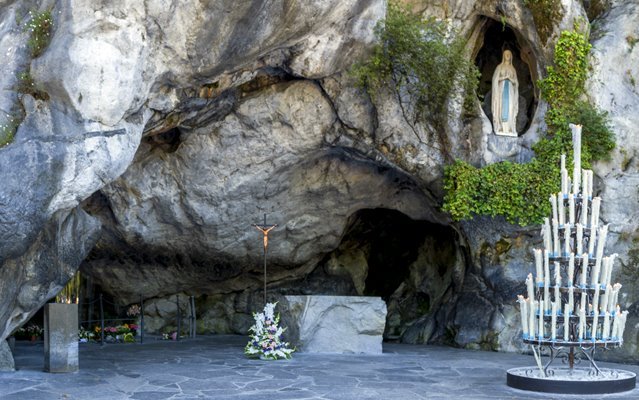 Gruta das Aparições no Santuário de Lourdes, na França - foto Pierre Vincent