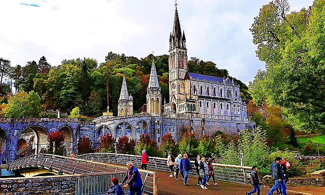 Basílicas da Imaculada Conceição e Nossa Senhora do Rosário, no Santuário de Lourdes, vistas da outra margem do rio Gave de Pau - foto Viagens de Fé