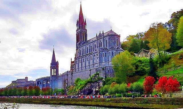 Gruta das Apariçoes e Basílicas da Imaculada Conceição e Nossa Senhora do Rosário, no Santuário de Lourdes, vistas da outra margem do rio Gave de Pau - foto Viagens de Fé