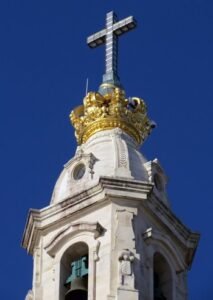 Cruz e coroa no topo da torre da basílica de Nossa Senhora do Rosário, no Santuário de Fátima - foto Viagens de Fé