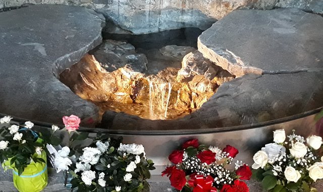 Fonte da água revelada por Nossa Senhora a Santa Bernadette na Gruta das Aparições, em Lourdes, na França - foto Viagens de Fé